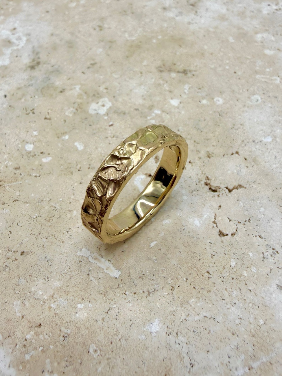 Strukturierter Ring aus 750er Gelbgold