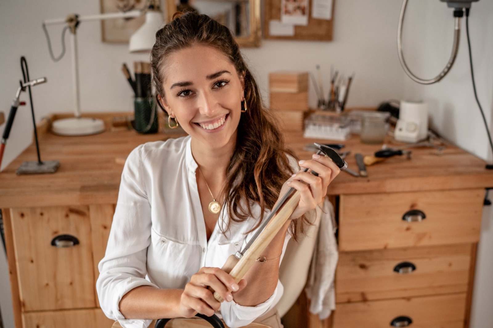 Verena Roschy in ihrer Werkstatt